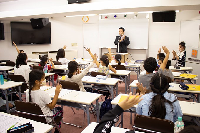 授業中に手を上げている風景