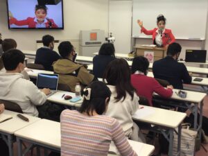 右脳開発HEGLの大人気講座!年1度の開催! 父親セミナーに参加するお父様、お母様 理事長先生の講義を聞く風景 ジェネレーションα世代(新世代)で成功できる子を育てる