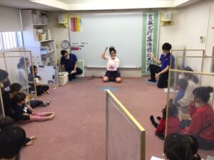 HEGLにおけるコロナ対策 ① マスクの着用、検温・入口での手指の消毒 ② 各クラスに最新型空気清浄機の設置 ③ 換気の徹底 ④ パテーション設置による、生徒同士のディスタンスの確保 ⑤ 授業で使用した教具、教室内の除菌・消毒