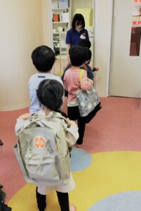 HEGL年中授業スタート/初めてお母さんと離れて一人/一人で頑張る/決意の表情/目を細めて見送る様子/やる気満々/一年後が楽しみ/教室の前に整列/わくわく・ドキドキ/