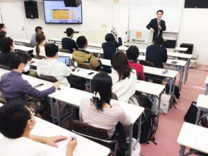 右脳開発HEGLの大人気講座!年1度の開催! 父親セミナーに参加するお父様、お母様 理事長先生の講義を聞く風景 ジェネレーションα世代(新世代)で成功できる子を育てる