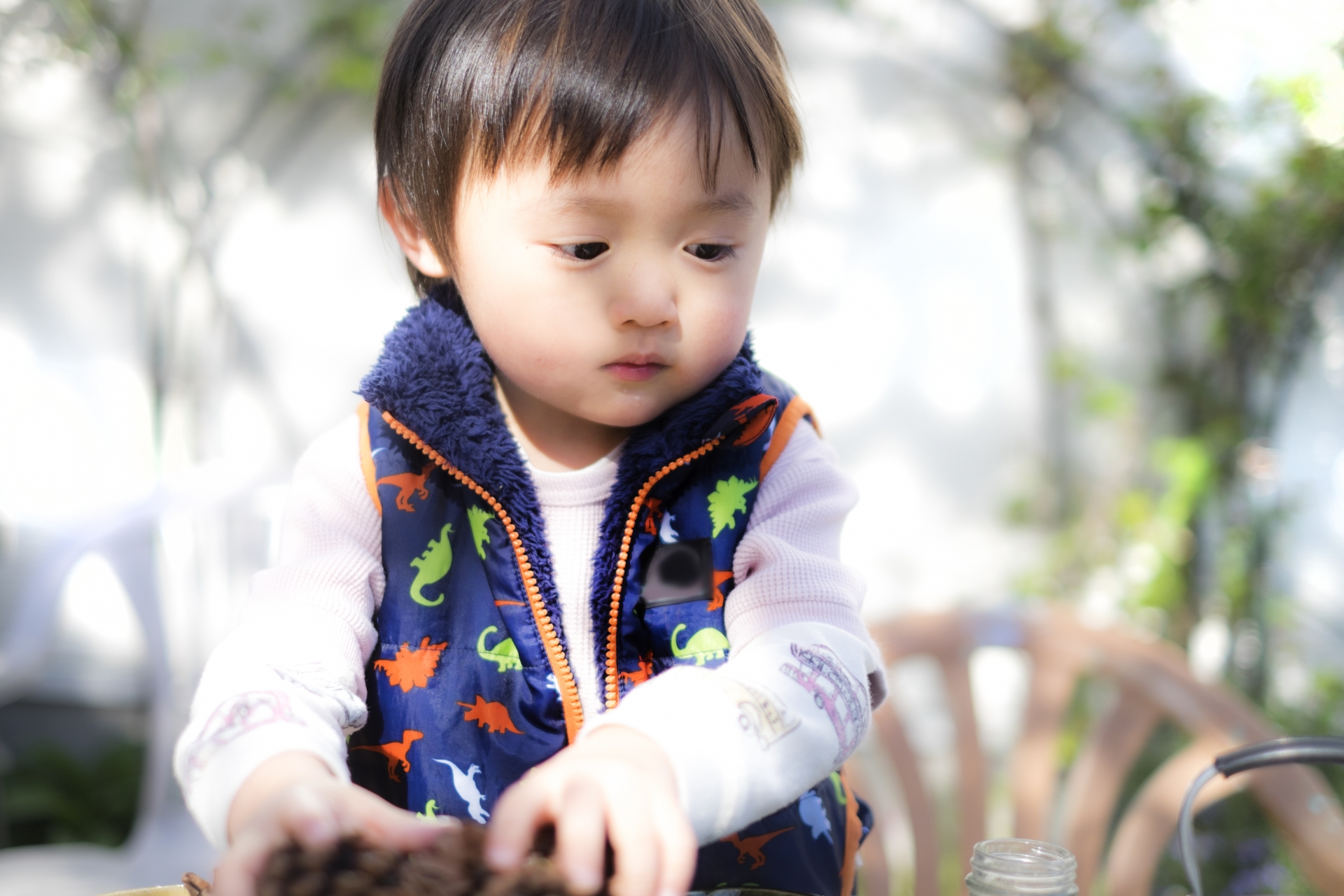 おままごとをする2歳児